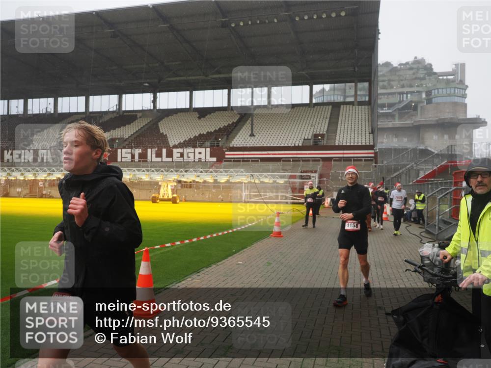 07.12.2025 - St. Pauli X-Mass-Run No. 15 Fabian Wolf http://msf.ph/oto/9365545 07.12.2025 10:14:33 Ziel 352, 1158, 2564, 2617, 2618, 2864, 3565, 4508, 4545 meine-sportfotos.de