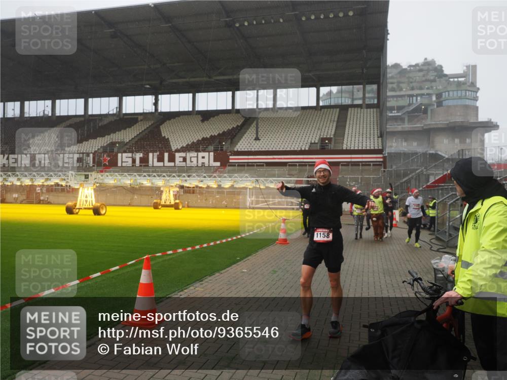 07.12.2025 - St. Pauli X-Mass-Run No. 15 Fabian Wolf http://msf.ph/oto/9365546 07.12.2025 10:14:34 Ziel 352, 1158, 2564, 2617, 2618, 2864, 3565, 4508, 4545 meine-sportfotos.de