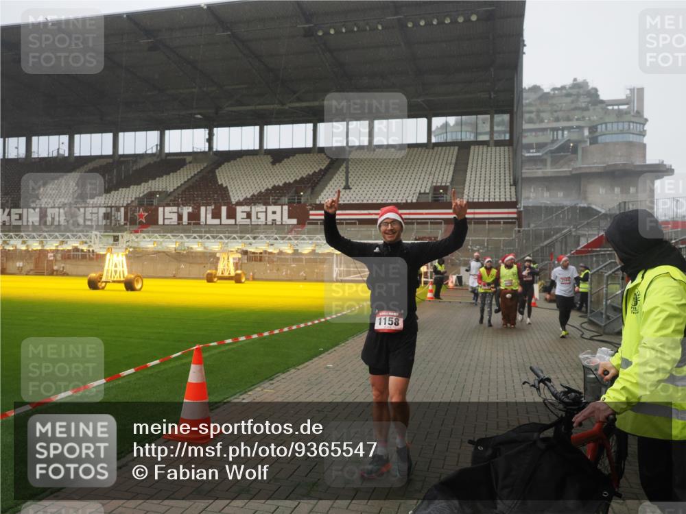 07.12.2025 - St. Pauli X-Mass-Run No. 15 Fabian Wolf http://msf.ph/oto/9365547 07.12.2025 10:14:34 Ziel 352, 1158, 2564, 2617, 2618, 2864, 3565, 4508, 4545 meine-sportfotos.de