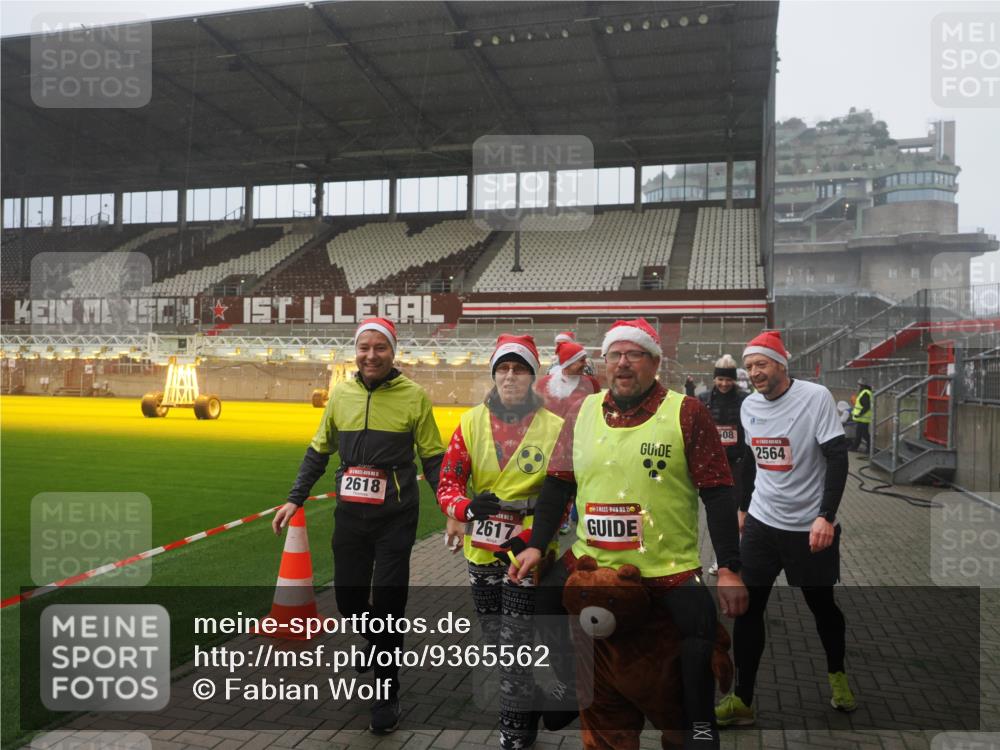 07.12.2025 - St. Pauli X-Mass-Run No. 15 Fabian Wolf http://msf.ph/oto/9365562 07.12.2025 10:14:42 Ziel 1158, 2564, 2617, 2618, 2864, 3481, 3565, 4508 meine-sportfotos.de