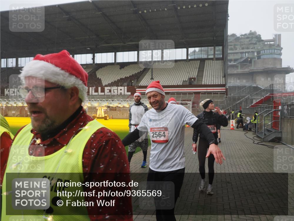 07.12.2025 - St. Pauli X-Mass-Run No. 15 Fabian Wolf http://msf.ph/oto/9365569 07.12.2025 10:14:44 Ziel 2564, 2617, 2618, 2864, 3481, 3565, 4508 meine-sportfotos.de