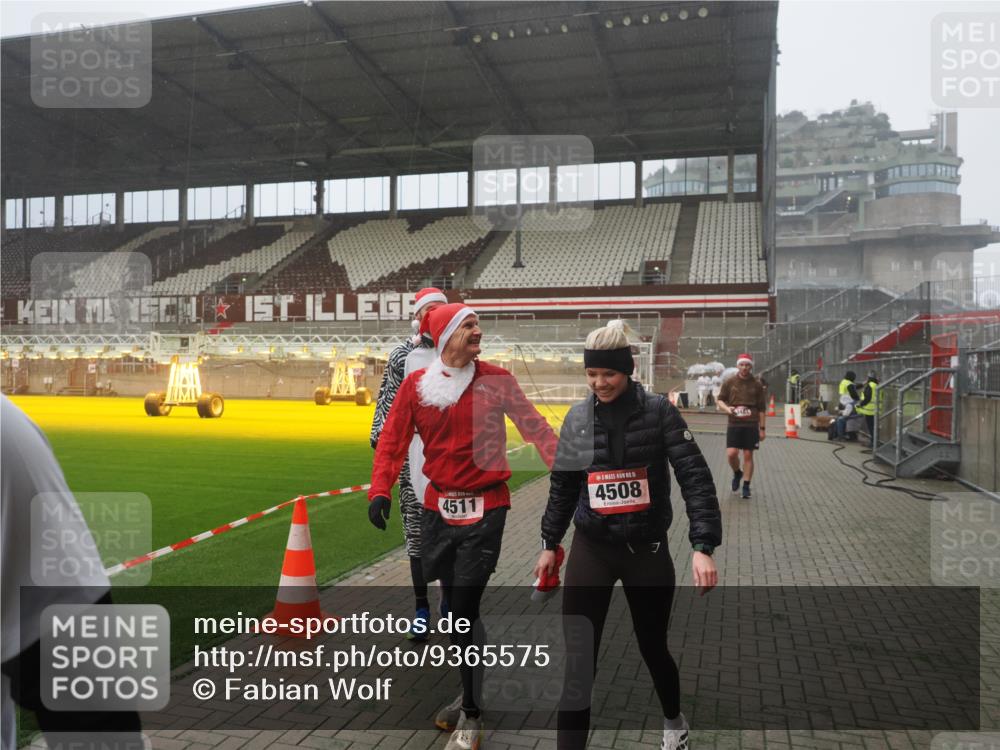 07.12.2025 - St. Pauli X-Mass-Run No. 15 Fabian Wolf http://msf.ph/oto/9365575 07.12.2025 10:14:45 Ziel 2564, 2617, 2618, 2864, 3481, 3565, 4508 meine-sportfotos.de