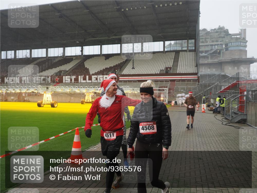 07.12.2025 - St. Pauli X-Mass-Run No. 15 Fabian Wolf http://msf.ph/oto/9365576 07.12.2025 10:14:45 Ziel 2564, 2617, 2618, 2864, 3481, 3565, 4508 meine-sportfotos.de