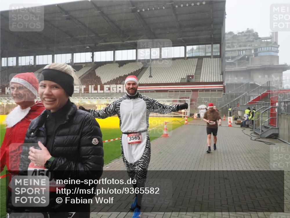 07.12.2025 - St. Pauli X-Mass-Run No. 15 Fabian Wolf http://msf.ph/oto/9365582 07.12.2025 10:14:46 Ziel 2564, 2617, 2864, 3481, 3565, 4508 meine-sportfotos.de