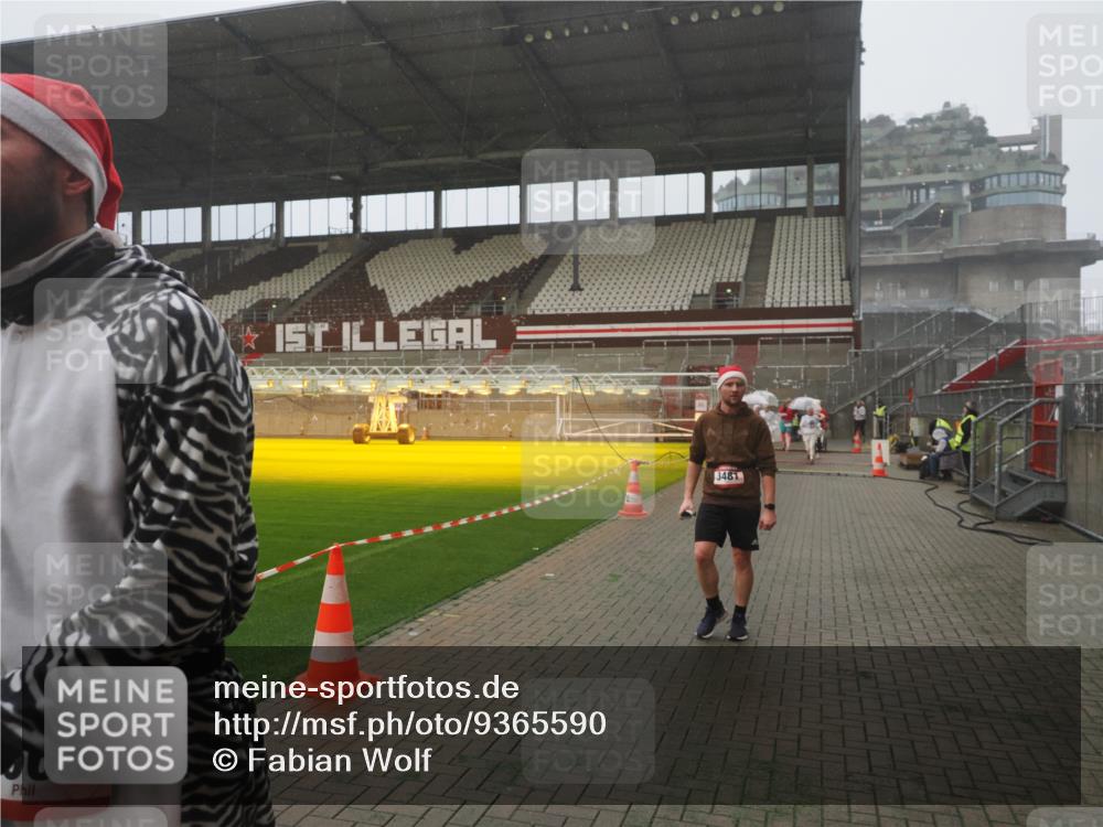 07.12.2025 - St. Pauli X-Mass-Run No. 15 Fabian Wolf http://msf.ph/oto/9365590 07.12.2025 10:14:48 Ziel 1363, 1867, 1869, 1873, 3481, 3565, 4508 meine-sportfotos.de