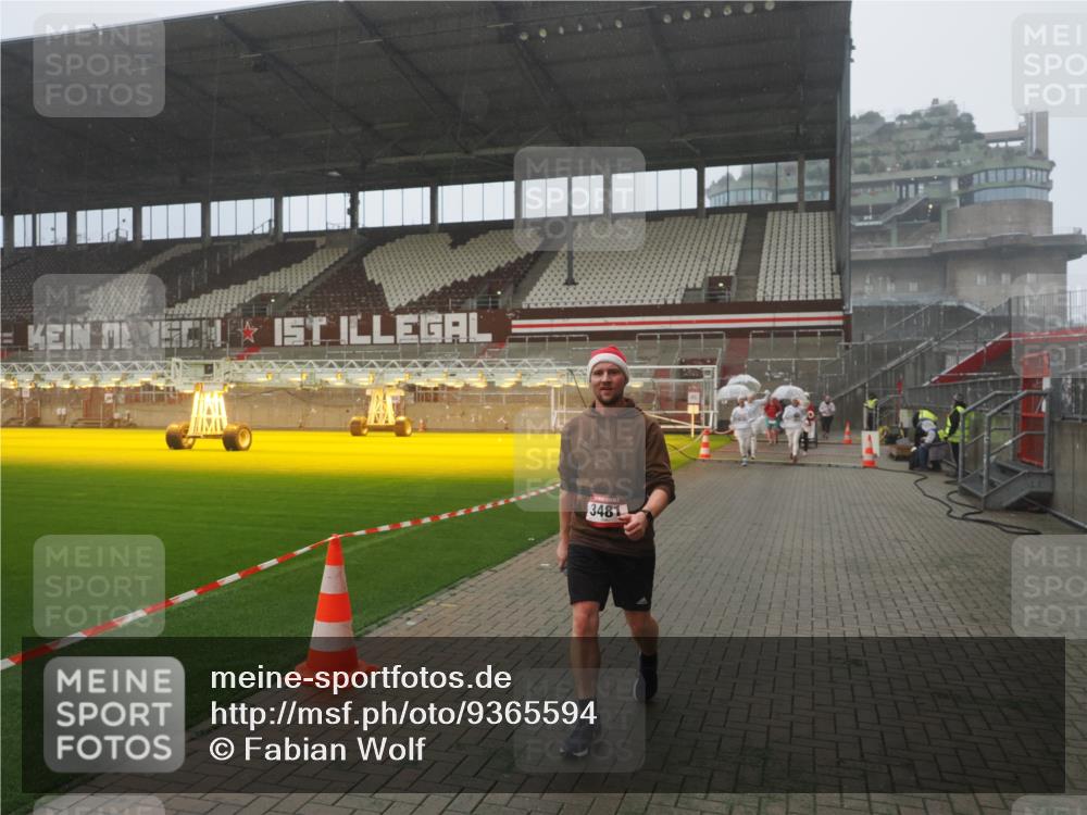 07.12.2025 - St. Pauli X-Mass-Run No. 15 Fabian Wolf http://msf.ph/oto/9365594 07.12.2025 10:14:50 Ziel 1363, 1867, 1869, 1873, 3481, 3565 meine-sportfotos.de