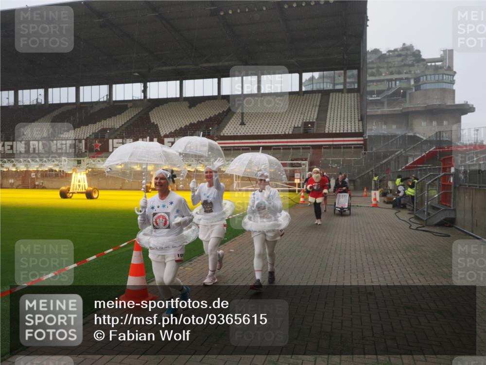 07.12.2025 - St. Pauli X-Mass-Run No. 15 Fabian Wolf http://msf.ph/oto/9365615 07.12.2025 10:14:57 Ziel 762, 1363, 1867, 1869, 1873, 2883, 2891, 3481, 4001, 4004 meine-sportfotos.de
