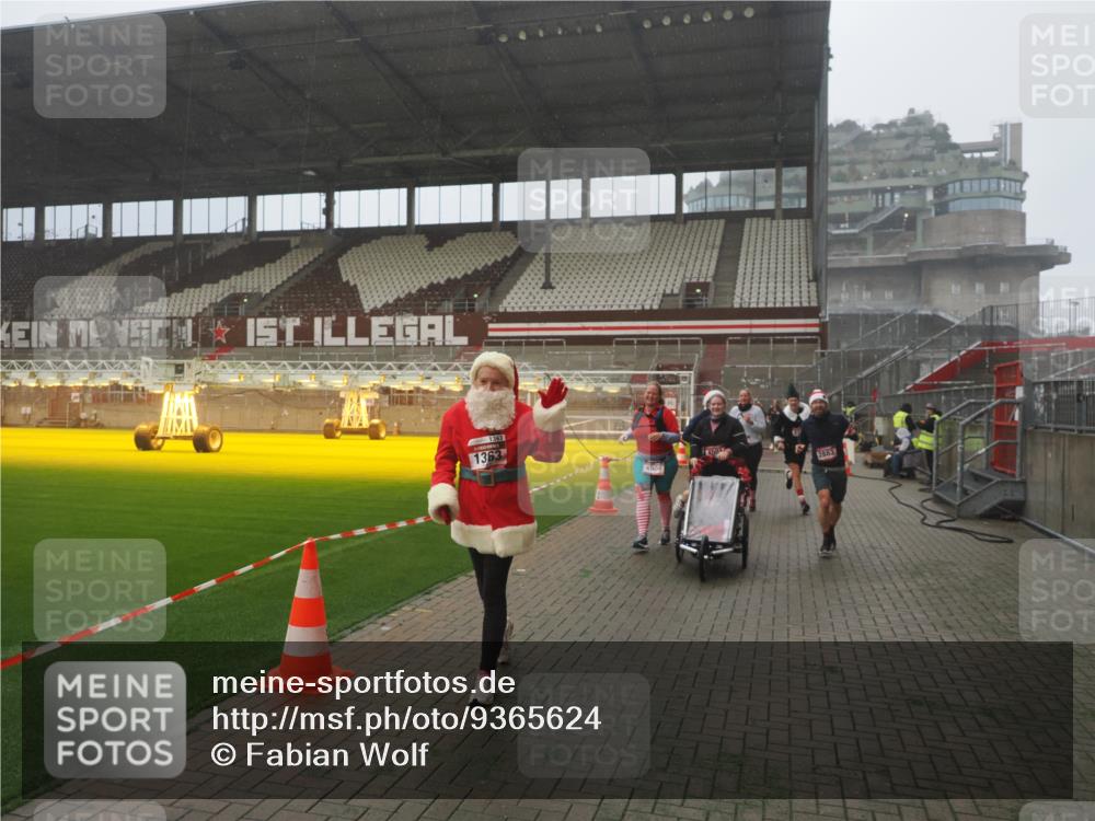07.12.2025 - St. Pauli X-Mass-Run No. 15 Fabian Wolf http://msf.ph/oto/9365624 07.12.2025 10:15:00 Ziel 762, 1363, 1867, 1869, 1873, 2883, 2891, 3741, 4001, 4004 meine-sportfotos.de