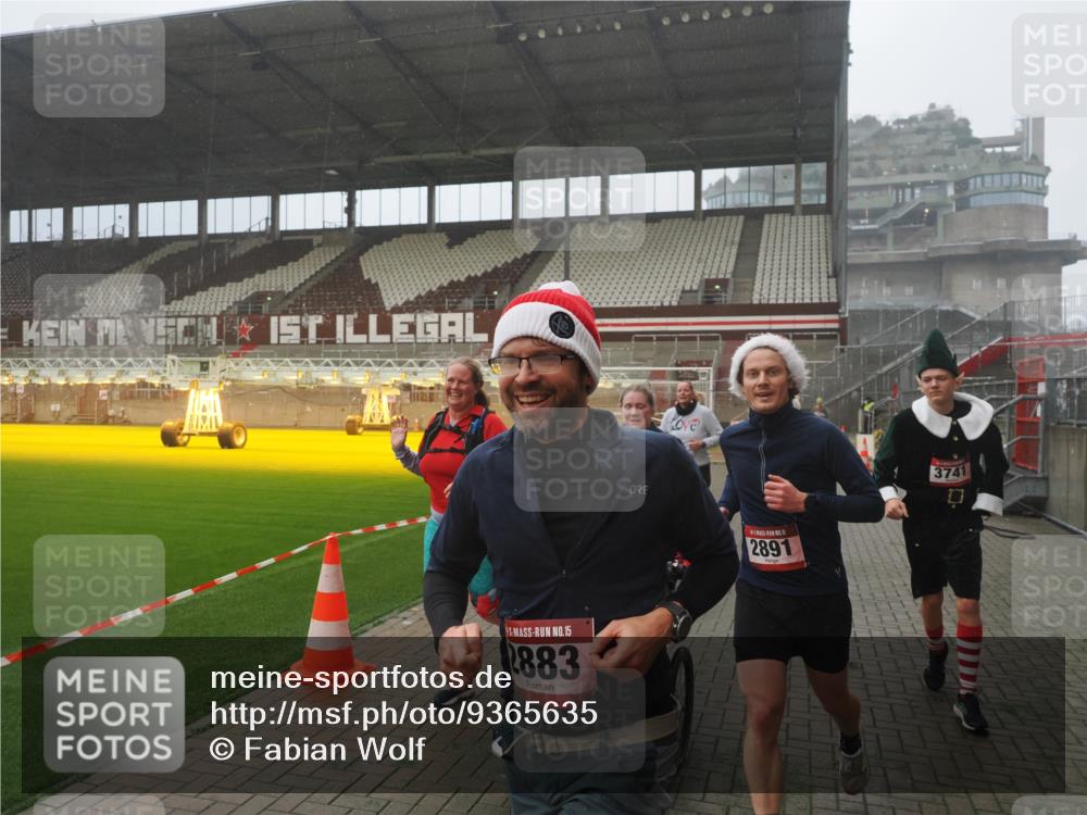 07.12.2025 - St. Pauli X-Mass-Run No. 15 Fabian Wolf http://msf.ph/oto/9365635 07.12.2025 10:15:03 Ziel 308, 762, 1363, 1867, 1869, 1873, 2883, 2891, 3741, 4001, 4004 meine-sportfotos.de