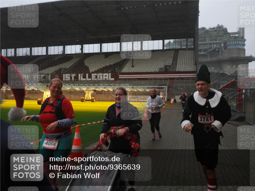 07.12.2025 - St. Pauli X-Mass-Run No. 15 Fabian Wolf http://msf.ph/oto/9365639 07.12.2025 10:15:04 Ziel 308, 762, 1363, 1867, 1869, 1873, 2666, 2667, 2668, 2883, 2891, 3741, 4001, 4004 meine-sportfotos.de
