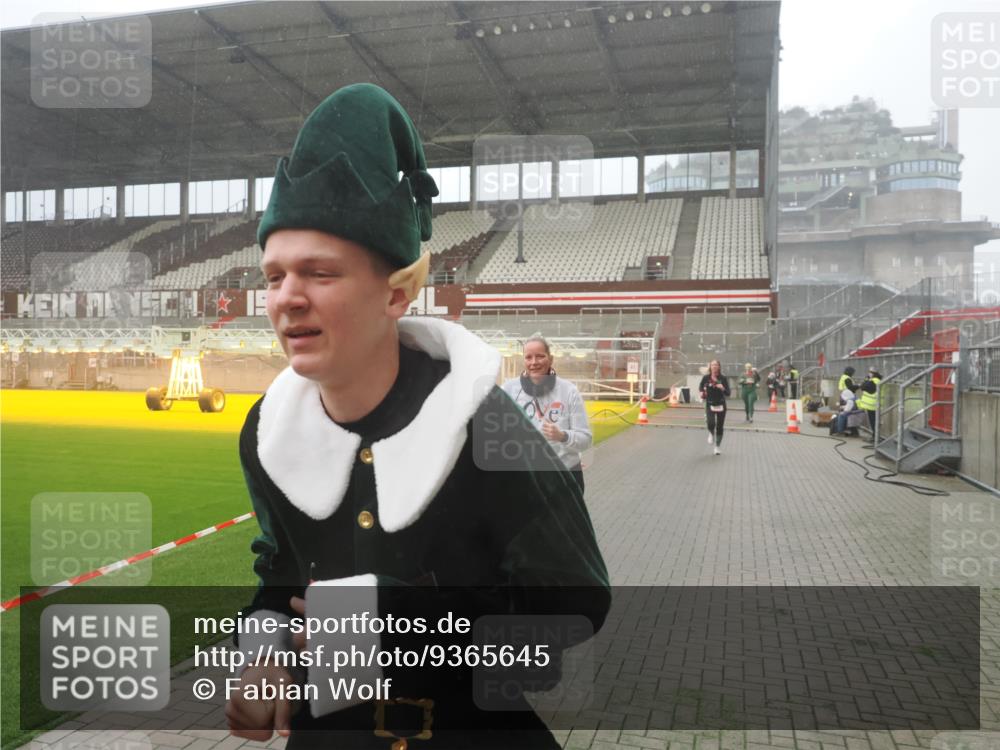 07.12.2025 - St. Pauli X-Mass-Run No. 15 Fabian Wolf http://msf.ph/oto/9365645 07.12.2025 10:15:05 Ziel 308, 762, 1363, 1867, 1869, 1873, 2666, 2667, 2668, 2883, 2891, 3741, 4001, 4004 meine-sportfotos.de