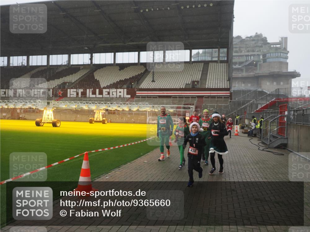 07.12.2025 - St. Pauli X-Mass-Run No. 15 Fabian Wolf http://msf.ph/oto/9365660 07.12.2025 10:15:17 Ziel 308, 431, 436, 438, 1180, 1183, 1885, 2666, 2667, 2668, 3103, 3741, 4494, 4536 meine-sportfotos.de