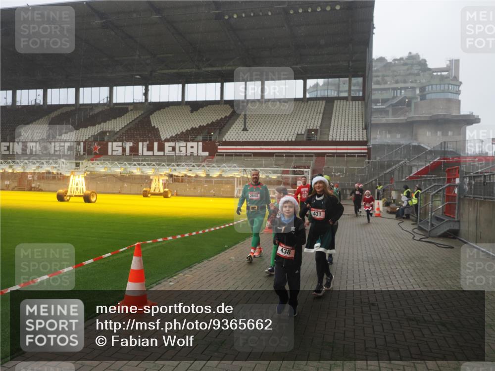 07.12.2025 - St. Pauli X-Mass-Run No. 15 Fabian Wolf http://msf.ph/oto/9365662 07.12.2025 10:15:17 Ziel 308, 431, 436, 438, 1180, 1183, 1885, 2666, 2667, 2668, 3103, 3741, 4494, 4536 meine-sportfotos.de