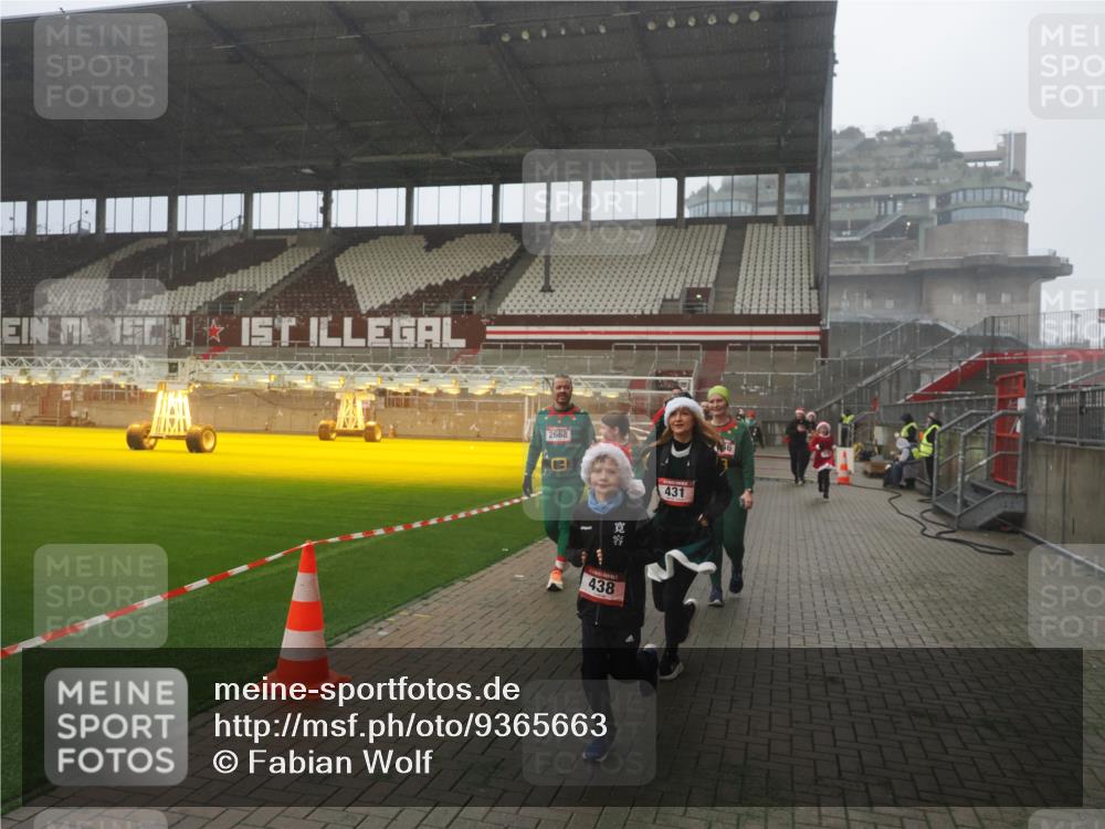 07.12.2025 - St. Pauli X-Mass-Run No. 15 Fabian Wolf http://msf.ph/oto/9365663 07.12.2025 10:15:18 Ziel 308, 431, 436, 438, 1180, 1183, 1885, 2666, 2667, 2668, 3103, 3741, 4494, 4536 meine-sportfotos.de