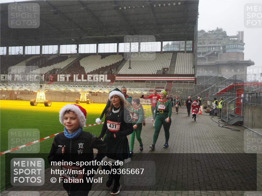 07.12.2025 - St. Pauli X-Mass-Run No. 15 Fabian Wolf http://msf.ph/oto/9365667 07.12.2025 10:15:18 Ziel 308, 431, 436, 438, 1180, 1183, 1885, 2666, 2667, 2668, 3103, 3741, 4494, 4536 meine-sportfotos.de