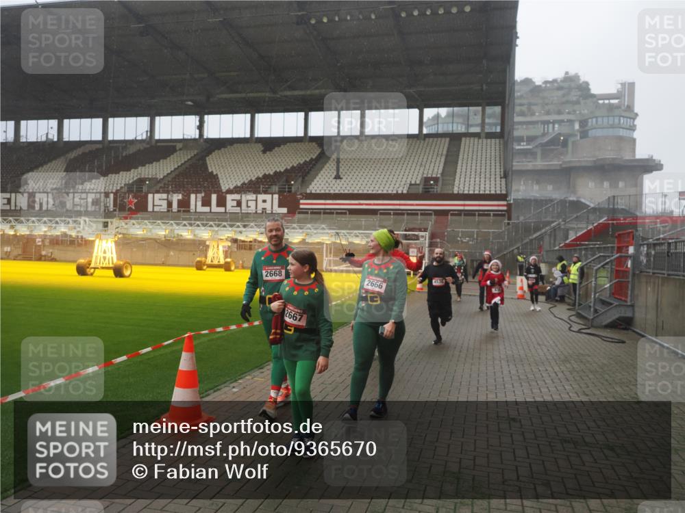 07.12.2025 - St. Pauli X-Mass-Run No. 15 Fabian Wolf http://msf.ph/oto/9365670 07.12.2025 10:15:19 Ziel 308, 431, 436, 438, 1180, 1183, 1885, 2666, 2667, 2668, 3103, 4494, 4536 meine-sportfotos.de