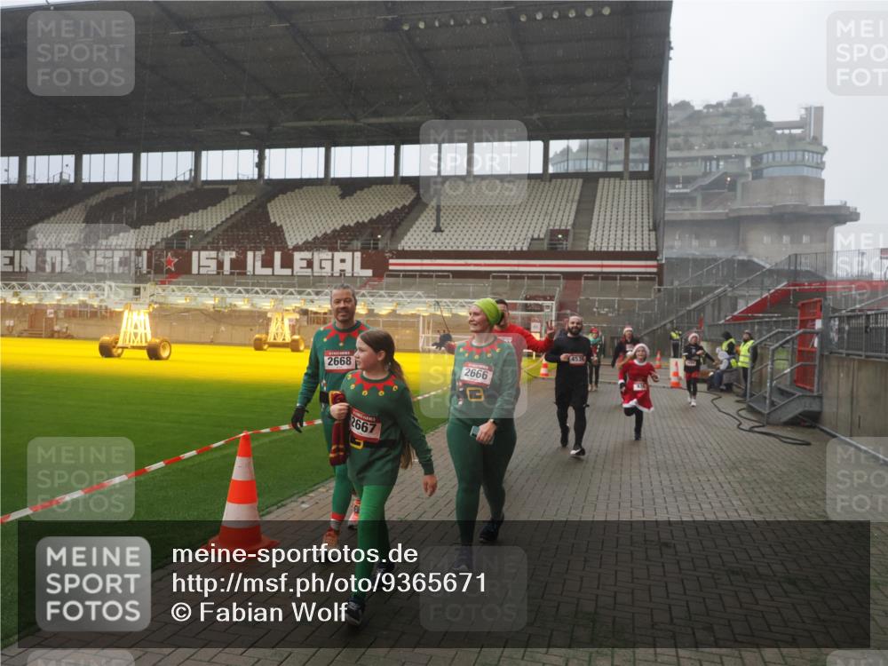 07.12.2025 - St. Pauli X-Mass-Run No. 15 Fabian Wolf http://msf.ph/oto/9365671 07.12.2025 10:15:20 Ziel 308, 431, 436, 438, 1180, 1183, 1885, 2666, 2667, 2668, 3103, 4494, 4536 meine-sportfotos.de