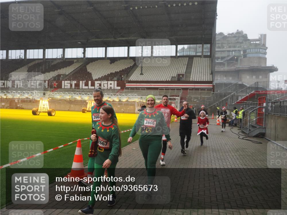 07.12.2025 - St. Pauli X-Mass-Run No. 15 Fabian Wolf http://msf.ph/oto/9365673 07.12.2025 10:15:20 Ziel 308, 431, 436, 438, 1180, 1183, 1885, 2666, 2667, 2668, 3103, 4494, 4536 meine-sportfotos.de