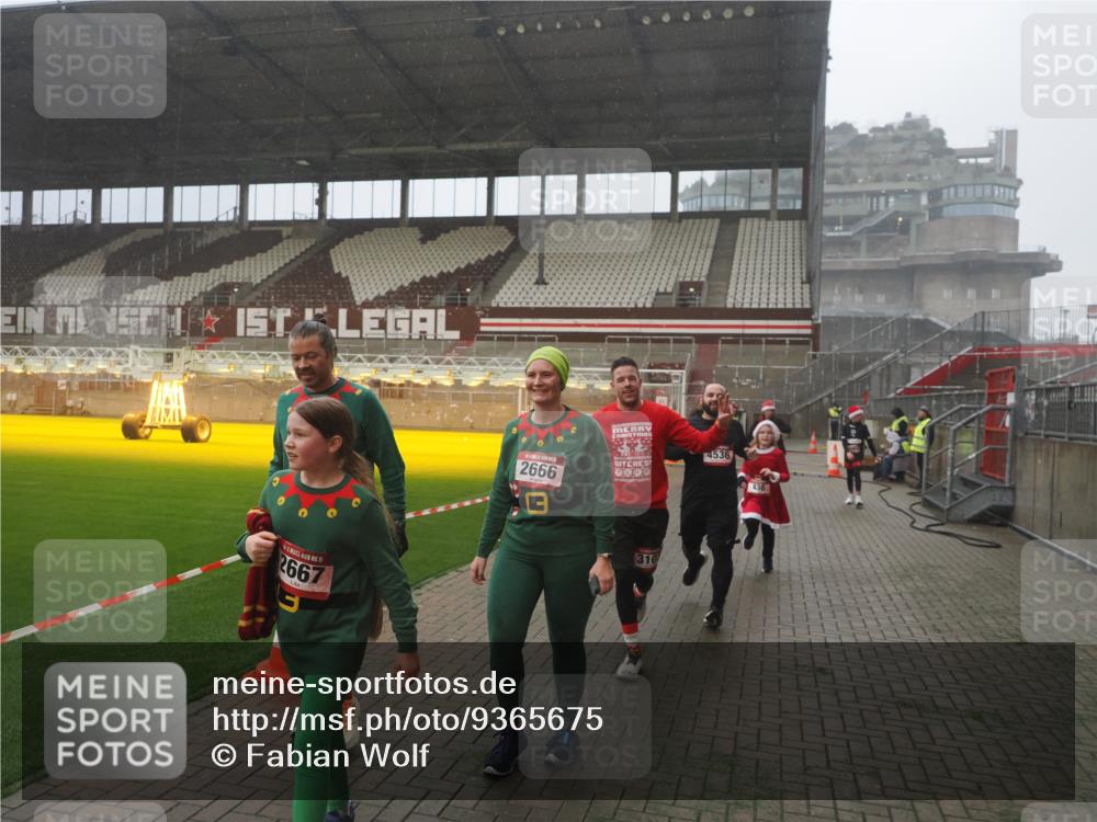 07.12.2025 - St. Pauli X-Mass-Run No. 15 Fabian Wolf http://msf.ph/oto/9365675 07.12.2025 10:15:20 Ziel 308, 431, 436, 438, 1180, 1183, 1885, 2666, 2667, 2668, 3103, 4494, 4536 meine-sportfotos.de