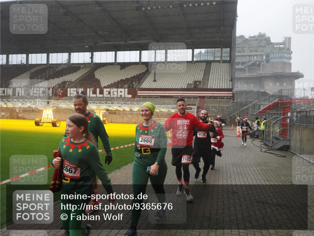 07.12.2025 - St. Pauli X-Mass-Run No. 15 Fabian Wolf http://msf.ph/oto/9365676 07.12.2025 10:15:21 Ziel 308, 431, 436, 438, 1180, 1183, 1885, 2666, 2667, 2668, 3103, 4494, 4536 meine-sportfotos.de