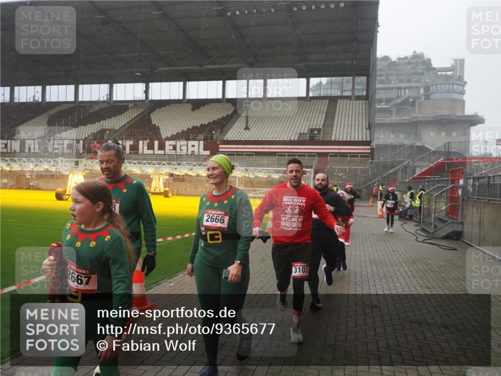 07.12.2025 - St. Pauli X-Mass-Run No. 15 Fabian Wolf http://msf.ph/oto/9365677 07.12.2025 10:15:21 Ziel 308, 431, 436, 438, 1180, 1183, 1885, 2666, 2667, 2668, 3103, 4494, 4536 meine-sportfotos.de