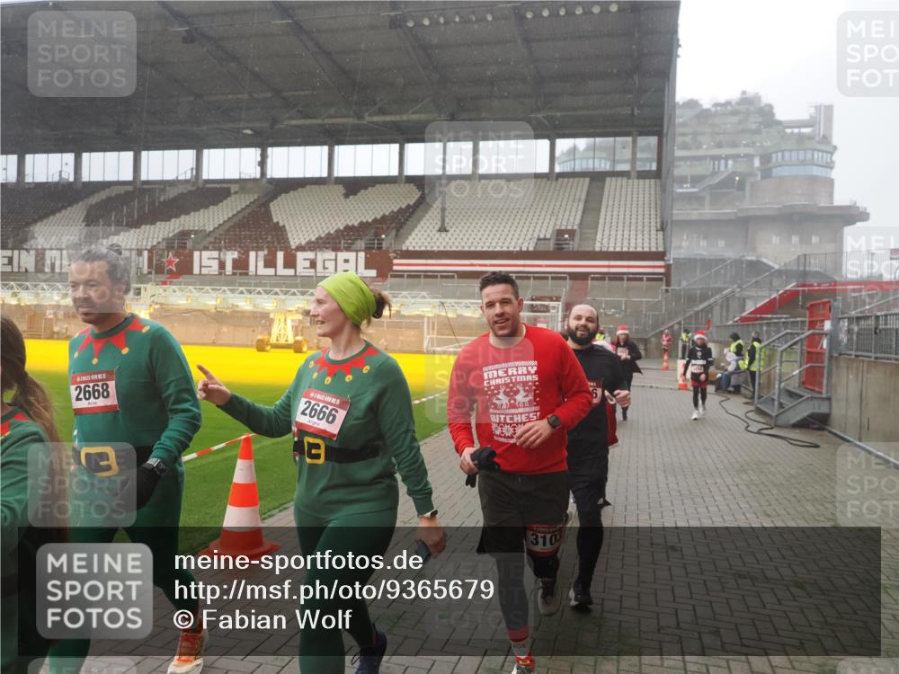 07.12.2025 - St. Pauli X-Mass-Run No. 15 Fabian Wolf http://msf.ph/oto/9365679 07.12.2025 10:15:21 Ziel 308, 431, 436, 438, 1180, 1183, 1885, 2666, 2667, 2668, 3103, 4494, 4536 meine-sportfotos.de