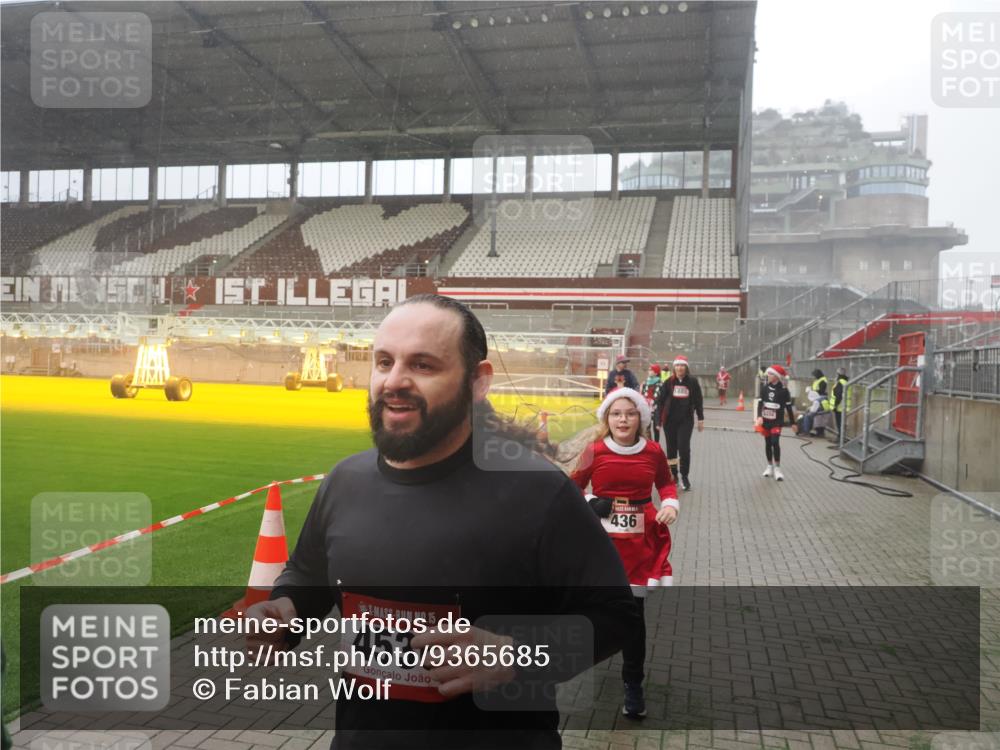 07.12.2025 - St. Pauli X-Mass-Run No. 15 Fabian Wolf http://msf.ph/oto/9365685 07.12.2025 10:15:22 Ziel 308, 431, 436, 438, 1180, 1183, 1885, 2666, 2667, 2668, 3103, 4494, 4536 meine-sportfotos.de