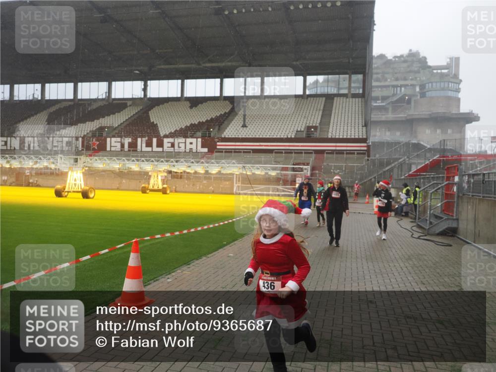07.12.2025 - St. Pauli X-Mass-Run No. 15 Fabian Wolf http://msf.ph/oto/9365687 07.12.2025 10:15:23 Ziel 431, 436, 438, 1180, 1183, 1885, 2666, 2667, 2668, 3103, 4494, 4536 meine-sportfotos.de