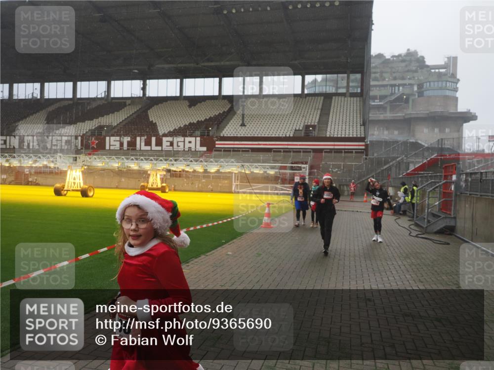 07.12.2025 - St. Pauli X-Mass-Run No. 15 Fabian Wolf http://msf.ph/oto/9365690 07.12.2025 10:15:23 Ziel 431, 436, 438, 1180, 1183, 1885, 2666, 2667, 2668, 3103, 4494, 4536 meine-sportfotos.de
