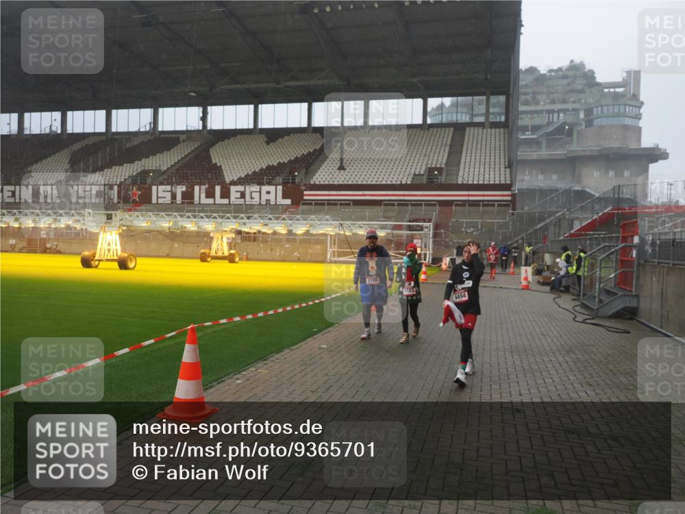 07.12.2025 - St. Pauli X-Mass-Run No. 15 Fabian Wolf http://msf.ph/oto/9365701 07.12.2025 10:15:27 Ziel 431, 436, 438, 1180, 1183, 1885, 3053, 3103, 4494, 4536 meine-sportfotos.de