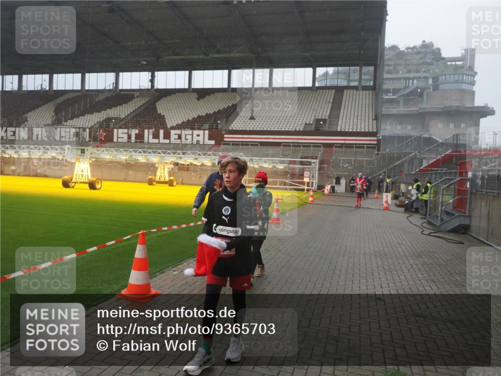 07.12.2025 - St. Pauli X-Mass-Run No. 15 Fabian Wolf http://msf.ph/oto/9365703 07.12.2025 10:15:29 Ziel 431, 436, 438, 1180, 1183, 1885, 3053, 3103, 4494, 4536 meine-sportfotos.de