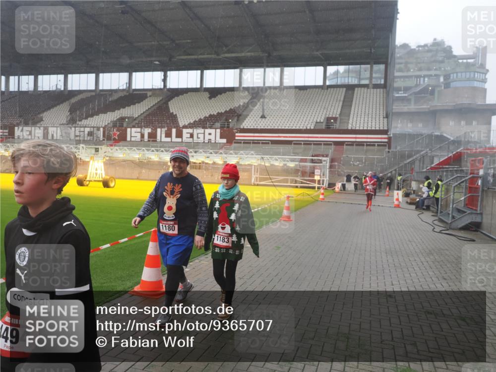 07.12.2025 - St. Pauli X-Mass-Run No. 15 Fabian Wolf http://msf.ph/oto/9365707 07.12.2025 10:15:30 Ziel 431, 436, 1180, 1183, 1885, 2745, 3053, 3103, 4494, 4536 meine-sportfotos.de