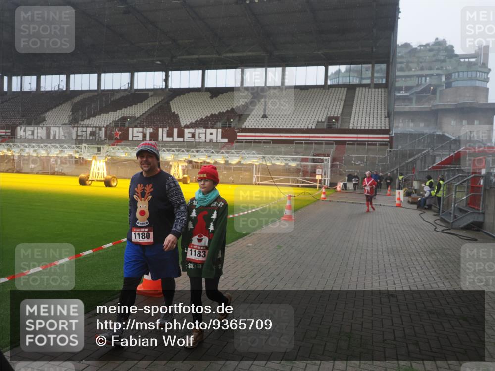 07.12.2025 - St. Pauli X-Mass-Run No. 15 Fabian Wolf http://msf.ph/oto/9365709 07.12.2025 10:15:31 Ziel 436, 1180, 1183, 1885, 2745, 3053, 3103, 4494, 4536 meine-sportfotos.de