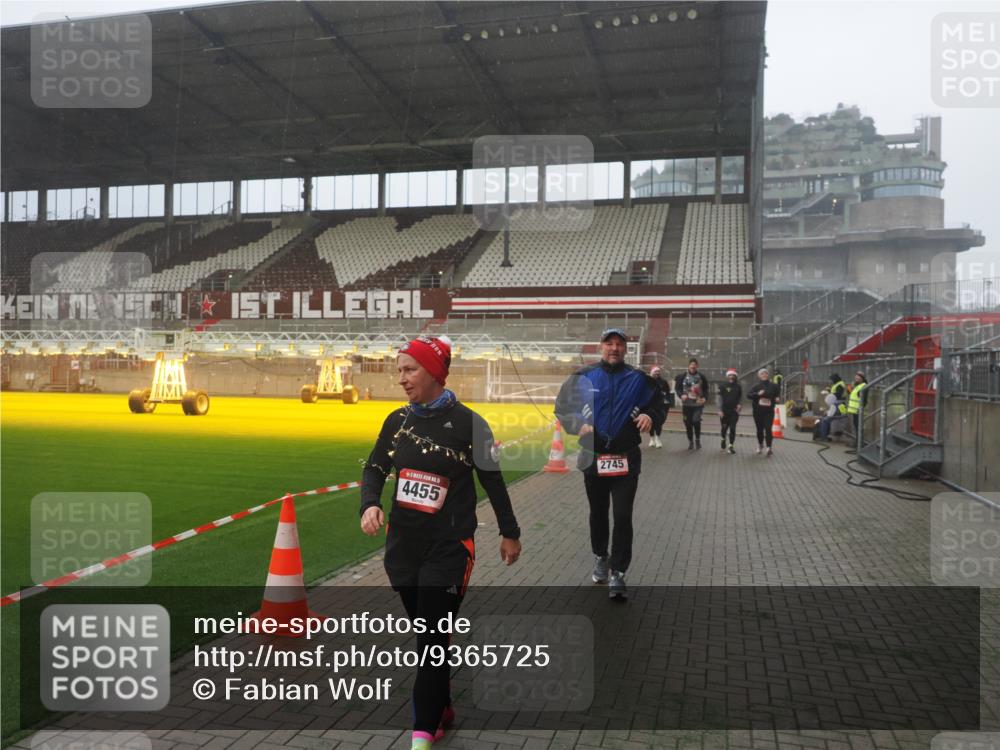 07.12.2025 - St. Pauli X-Mass-Run No. 15 Fabian Wolf http://msf.ph/oto/9365725 07.12.2025 10:15:41 Ziel 2641, 2645, 2652, 2658, 2659, 2745, 3053, 4455 meine-sportfotos.de