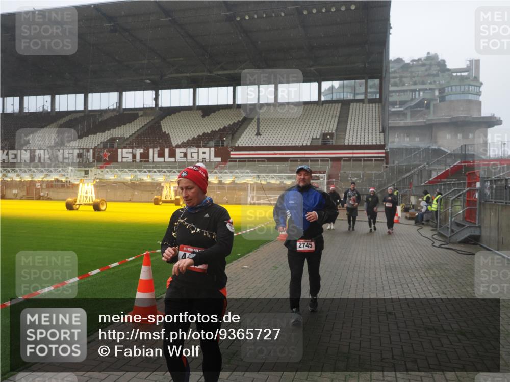 07.12.2025 - St. Pauli X-Mass-Run No. 15 Fabian Wolf http://msf.ph/oto/9365727 07.12.2025 10:15:41 Ziel 2641, 2645, 2652, 2658, 2659, 2745, 3053, 4455 meine-sportfotos.de