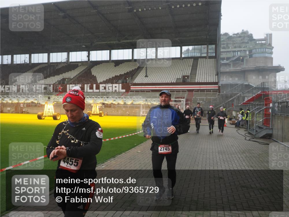 07.12.2025 - St. Pauli X-Mass-Run No. 15 Fabian Wolf http://msf.ph/oto/9365729 07.12.2025 10:15:42 Ziel 2641, 2645, 2652, 2658, 2659, 2745, 3053, 4455 meine-sportfotos.de