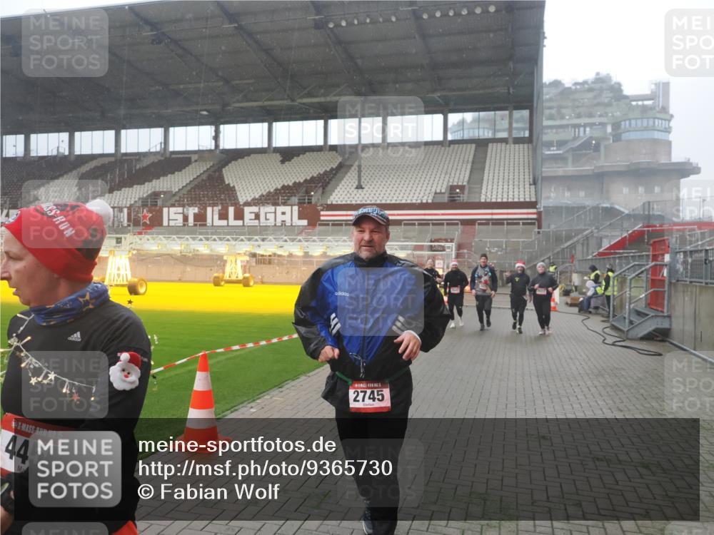 07.12.2025 - St. Pauli X-Mass-Run No. 15 Fabian Wolf http://msf.ph/oto/9365730 07.12.2025 10:15:42 Ziel 2641, 2645, 2652, 2658, 2659, 2745, 3053, 4455 meine-sportfotos.de