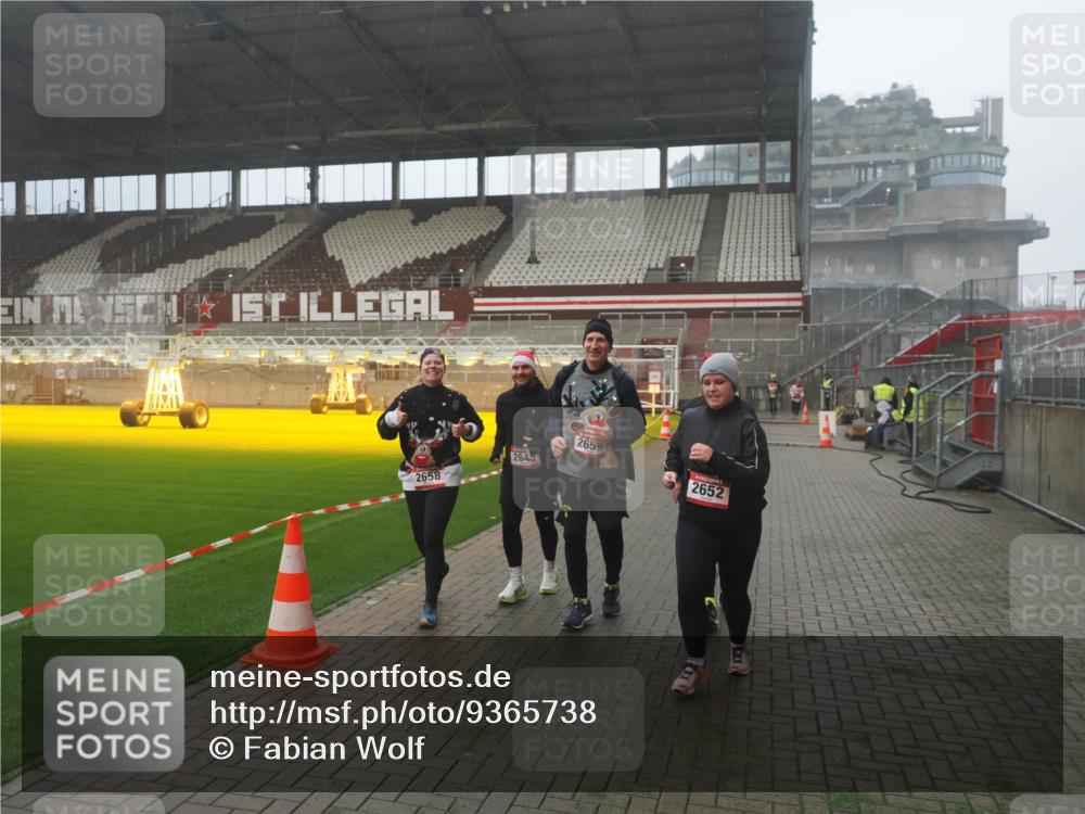 07.12.2025 - St. Pauli X-Mass-Run No. 15 Fabian Wolf http://msf.ph/oto/9365738 07.12.2025 10:15:47 Ziel 2641, 2645, 2652, 2658, 2659, 2745, 4455 meine-sportfotos.de