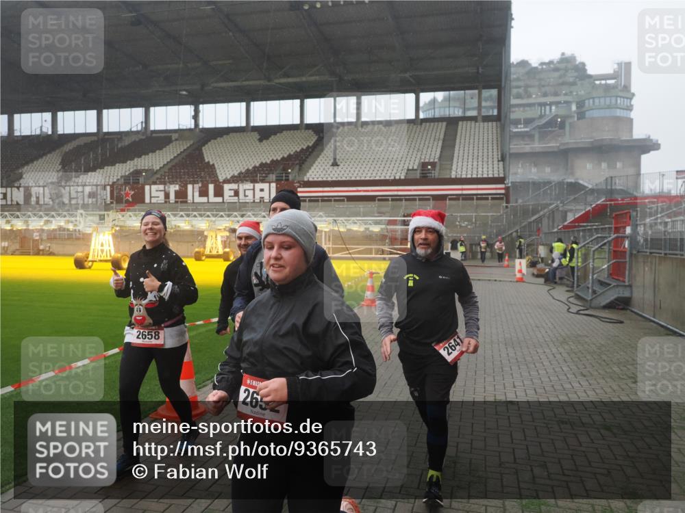 07.12.2025 - St. Pauli X-Mass-Run No. 15 Fabian Wolf http://msf.ph/oto/9365743 07.12.2025 10:15:48 Ziel 2641, 2645, 2652, 2658, 2659, 2745, 4455 meine-sportfotos.de