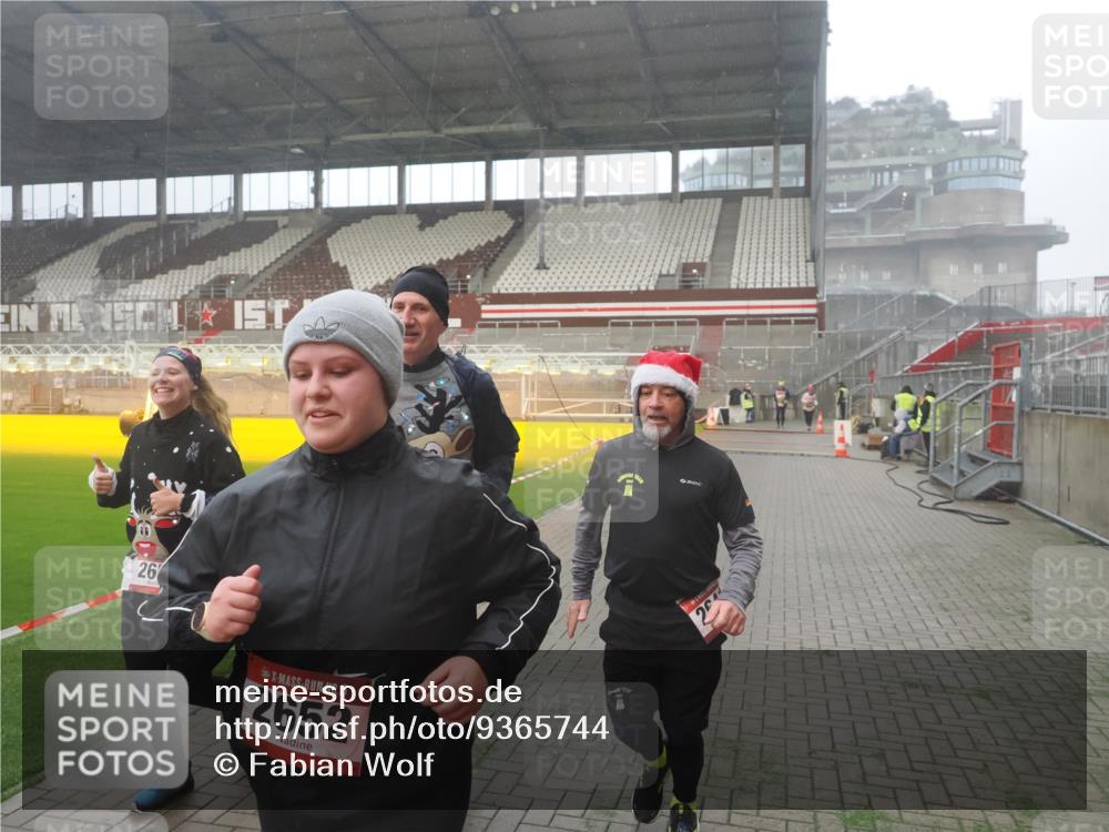 07.12.2025 - St. Pauli X-Mass-Run No. 15 Fabian Wolf http://msf.ph/oto/9365744 07.12.2025 10:15:48 Ziel 2641, 2645, 2652, 2658, 2659, 2745, 4455 meine-sportfotos.de