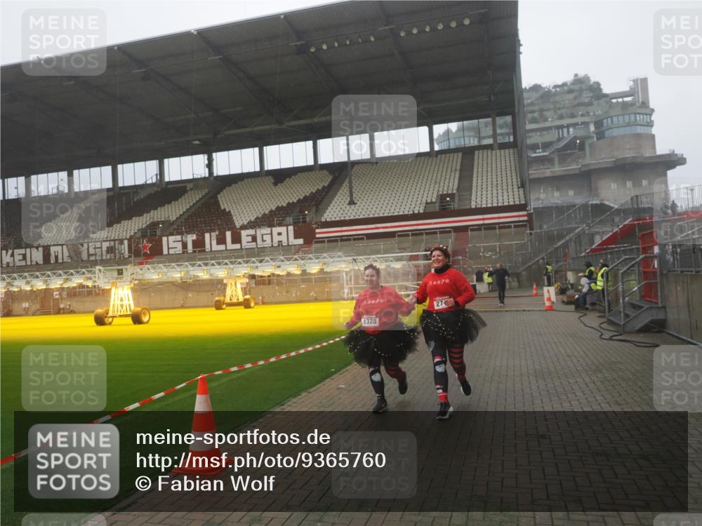 07.12.2025 - St. Pauli X-Mass-Run No. 15 Fabian Wolf http://msf.ph/oto/9365760 07.12.2025 10:16:22 Ziel 394, 1328, 2743 meine-sportfotos.de