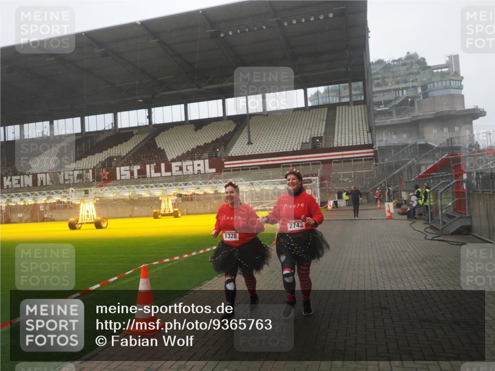 07.12.2025 - St. Pauli X-Mass-Run No. 15 Fabian Wolf http://msf.ph/oto/9365763 07.12.2025 10:16:22 Ziel 394, 1328, 2743 meine-sportfotos.de