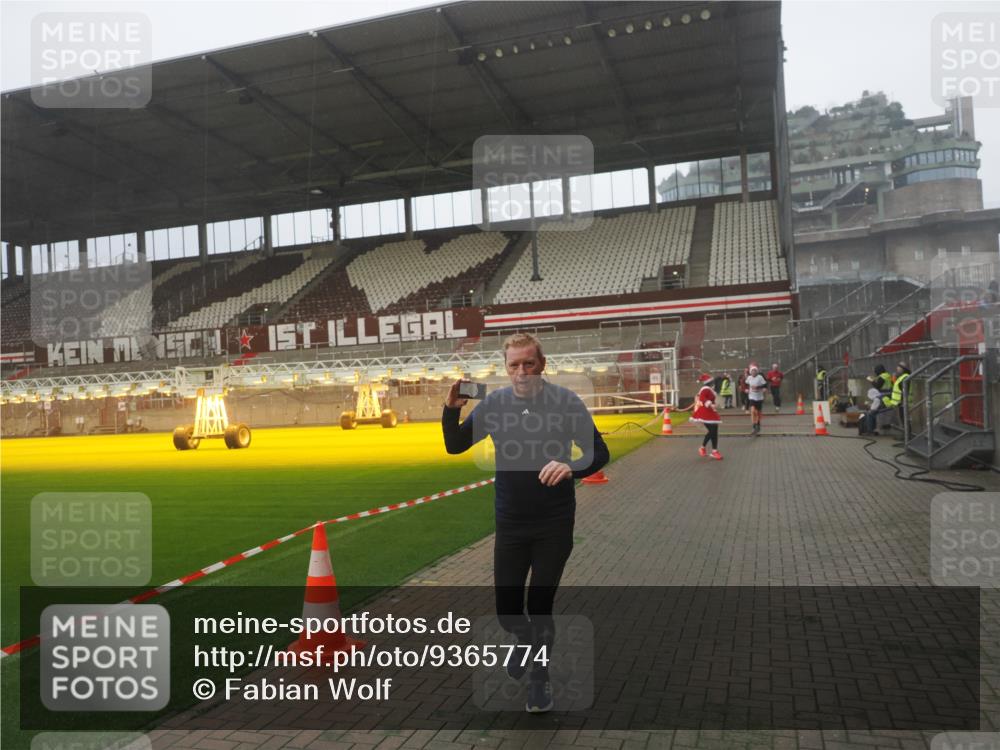 07.12.2025 - St. Pauli X-Mass-Run No. 15 Fabian Wolf http://msf.ph/oto/9365774 07.12.2025 10:16:29 Ziel 1328, 2743, 4362, 4363, 4510 meine-sportfotos.de