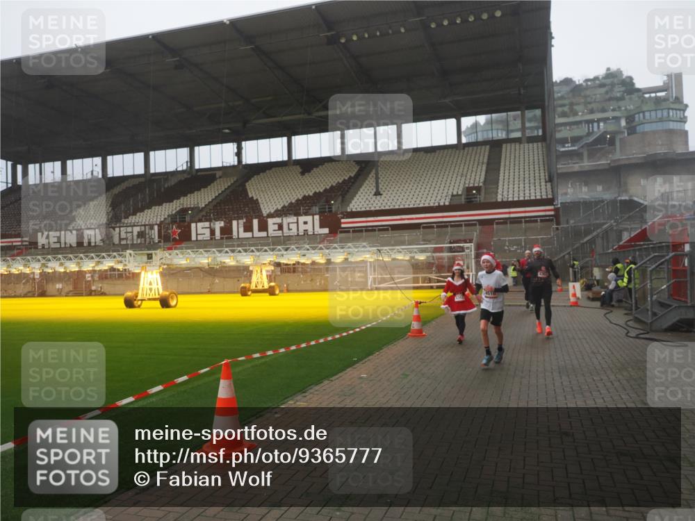 07.12.2025 - St. Pauli X-Mass-Run No. 15 Fabian Wolf http://msf.ph/oto/9365777 07.12.2025 10:16:33 Ziel 1328, 2185, 2266, 2743, 4362, 4363, 4510 meine-sportfotos.de