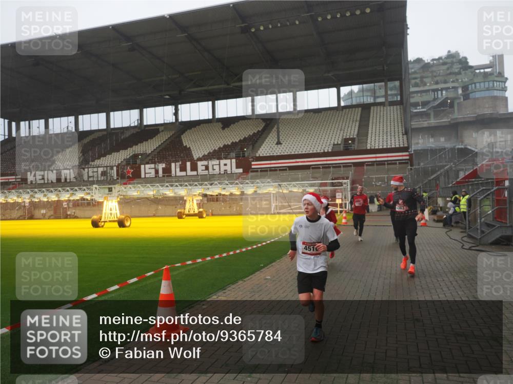07.12.2025 - St. Pauli X-Mass-Run No. 15 Fabian Wolf http://msf.ph/oto/9365784 07.12.2025 10:16:34 Ziel 2185, 2266, 4362, 4363, 4510 meine-sportfotos.de