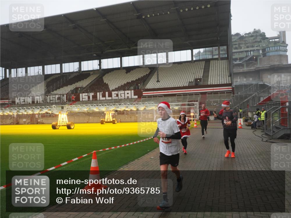 07.12.2025 - St. Pauli X-Mass-Run No. 15 Fabian Wolf http://msf.ph/oto/9365785 07.12.2025 10:16:34 Ziel 2185, 2266, 4362, 4363, 4510 meine-sportfotos.de