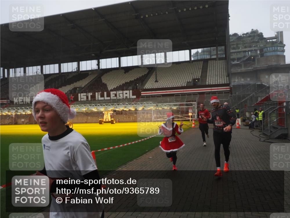 07.12.2025 - St. Pauli X-Mass-Run No. 15 Fabian Wolf http://msf.ph/oto/9365789 07.12.2025 10:16:35 Ziel 2185, 2266, 4362, 4363, 4510 meine-sportfotos.de