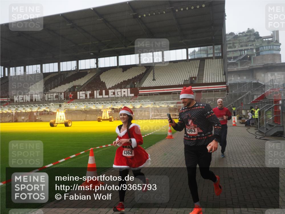 07.12.2025 - St. Pauli X-Mass-Run No. 15 Fabian Wolf http://msf.ph/oto/9365793 07.12.2025 10:16:36 Ziel 2185, 2266, 4362, 4363, 4510 meine-sportfotos.de