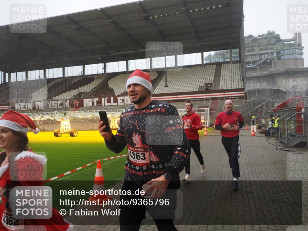 07.12.2025 - St. Pauli X-Mass-Run No. 15 Fabian Wolf http://msf.ph/oto/9365796 07.12.2025 10:16:36 Ziel 2185, 2266, 4362, 4363, 4510 meine-sportfotos.de
