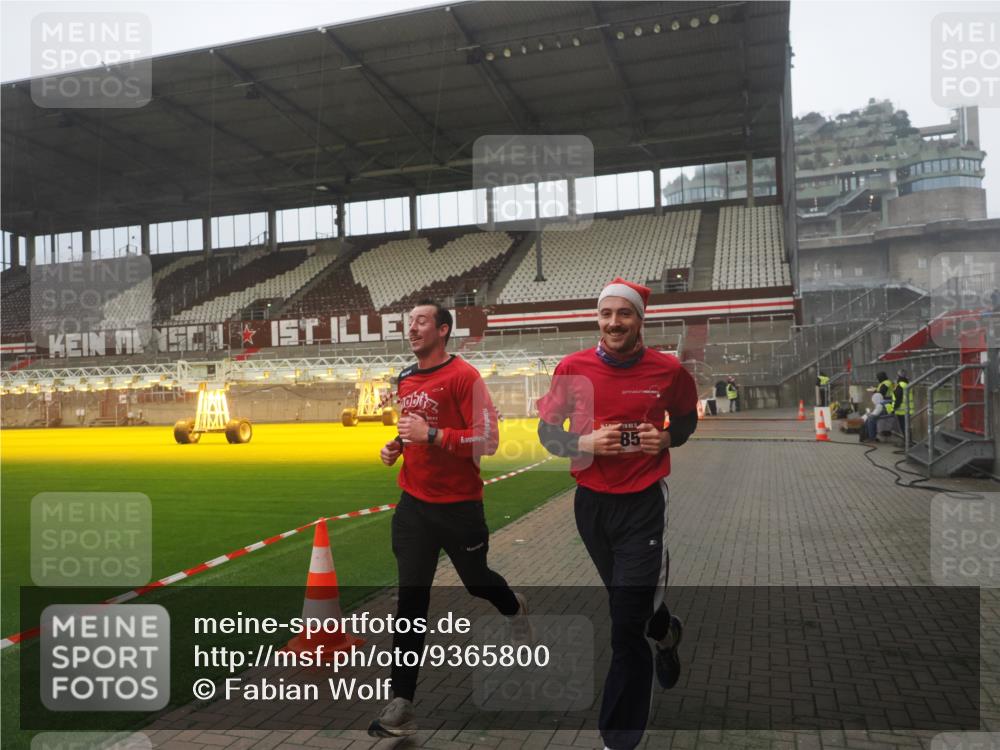 07.12.2025 - St. Pauli X-Mass-Run No. 15 Fabian Wolf http://msf.ph/oto/9365800 07.12.2025 10:16:37 Ziel 2185, 2266, 4362, 4363, 4510 meine-sportfotos.de